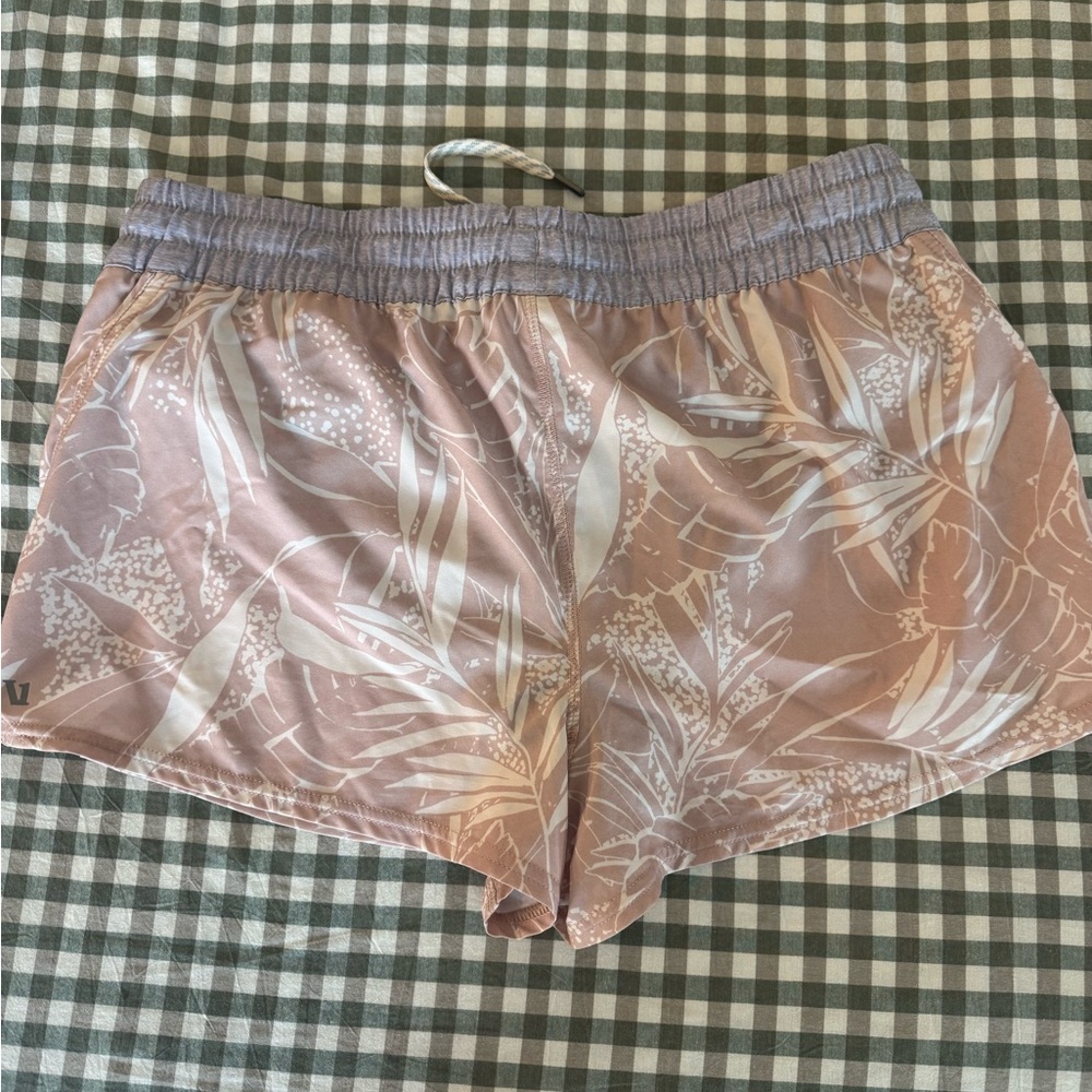 Vuori Pink Salt Rainforest Clementine Shorts Size Large - Picture 2 of 3